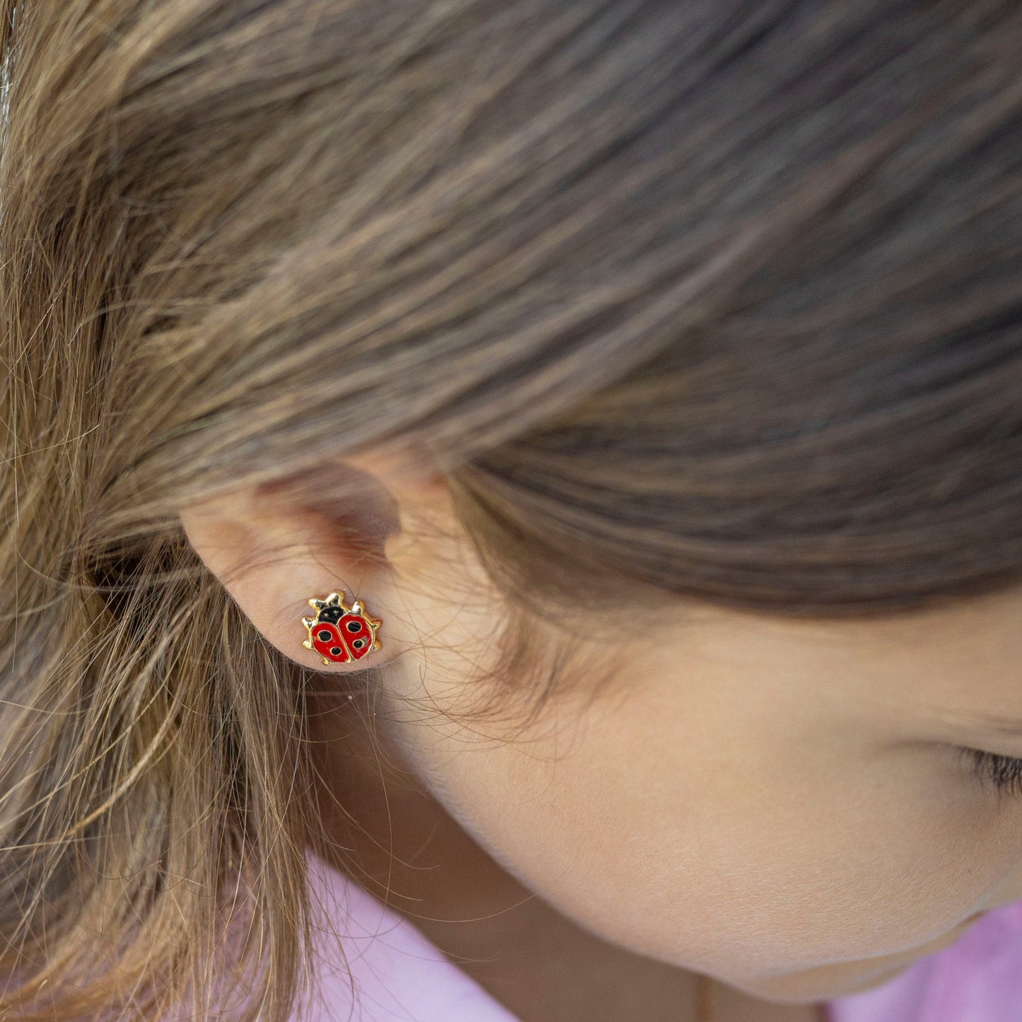 Aretes mariquita de niña