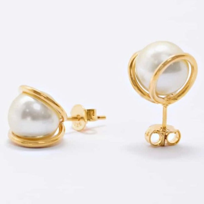✨Aretes Clásicos con Perla Envueltas en Dorado ✨